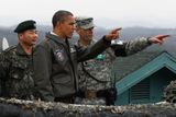 Korejští a američtí vojáci ukazují Obamovi korejské hranice.
