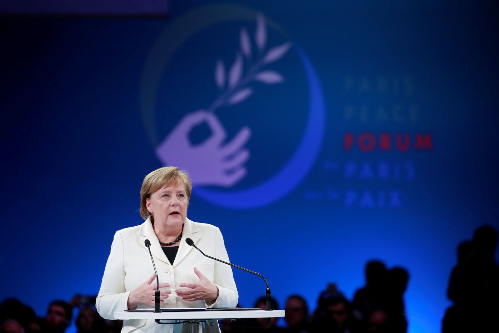 Merkelová mírové fórum Francie Paříž
