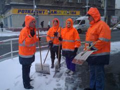 Do pražských ulic vyrazilo 130 sypačů. Ale chodníky se nejvíc odklízejí ručně.