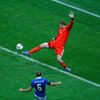 Federico Balzaretti se snží vstřelit gól Manuelu Neuerovi v semifinálovém utkání Eura 2012 mezi Německem a Itálií.