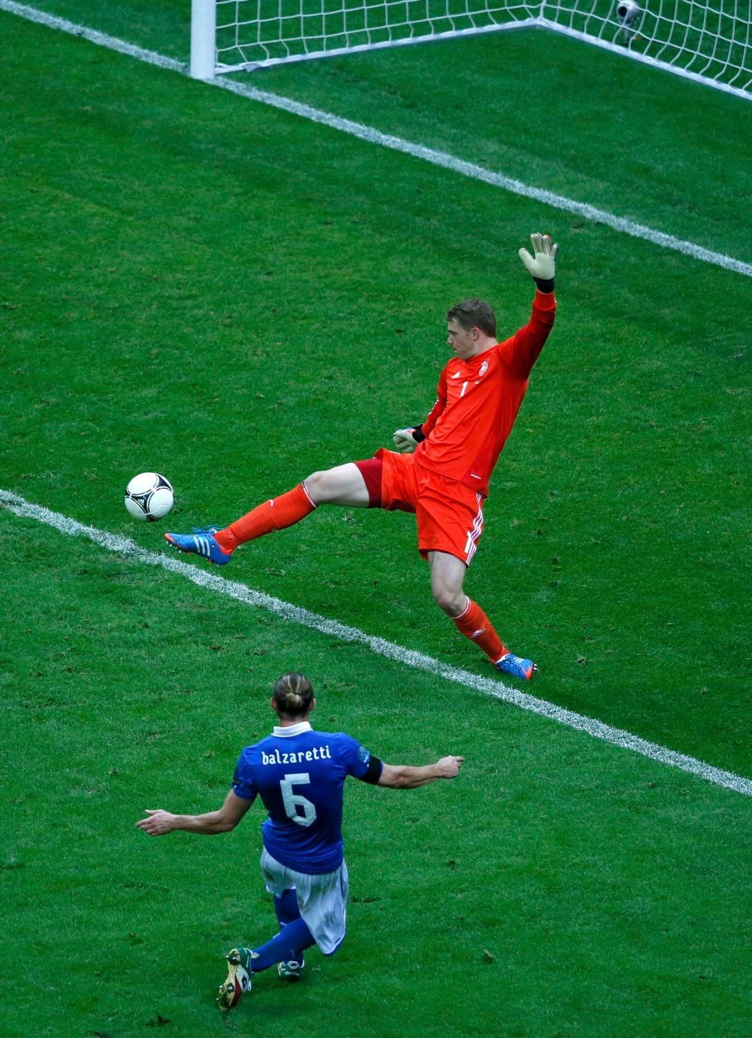 Federico Balzaretti se snží vstřelit gól Manuelu Neuerovi v semifinálovém utkání Eura 2012 mezi Německem a Itálií.