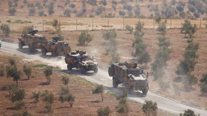 Turecké obrněné vozy na hranici se Sýrií.