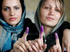Irácké ženy ukazují prsty umazané v nesmazatelném inkoustu. Ženy volily včera v Teheránu. V ostatních zemích Iráčané volili již včera.