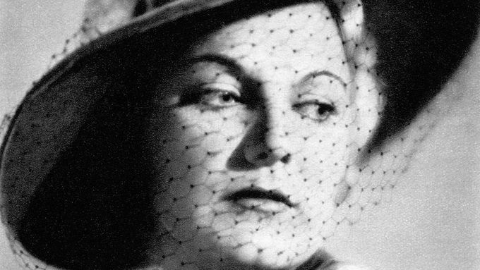 Jiřina Štěpničková (1912-1985) v titulní roli veselohry Barbara v Komorním divadle v Praze v roce 1935.