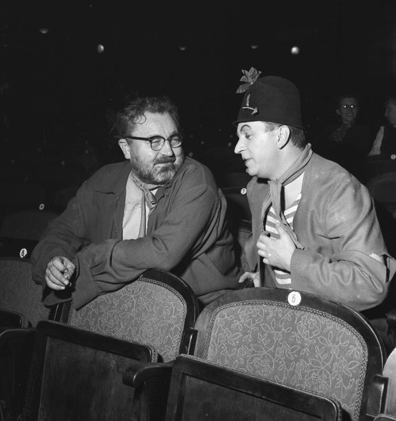 Jan Werich (vlevo) a Miroslav Horníček na premiéře hry Balada z hadrů v Divadle ABC, říjen 1957.