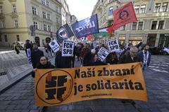 "Uprchlíci vítejte, rasisti táhněte!" Lidé v Praze protestovali proti rasismu