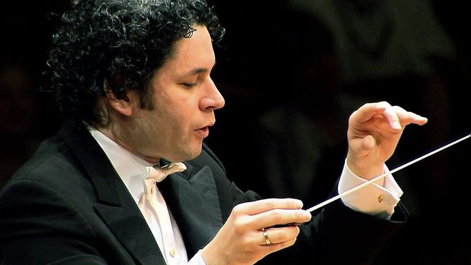 Gustavo Dudamel diriguje východ slunce ze symfonické básně Tak pravil Zarathustra od Richarda Strausse, hrají Berlínští filharmonikové.