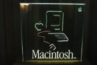 Tak vypadalo logo původního počítače 128K Macintosh. Jde o první počítač, který používal myš a snadno ovladatelnou grafiku. Už tady se začal projevovat Jobsův důraz na design.