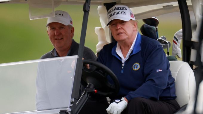 Donald Trump na golfu ve Virgínii.