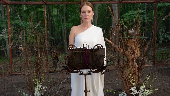 Julianne Moore hraje v seriálu Sirény Michaelu s odtažitou elegancí a v intimnějších scénách se jí daří překročit archetyp enigmatické manipulátorky.