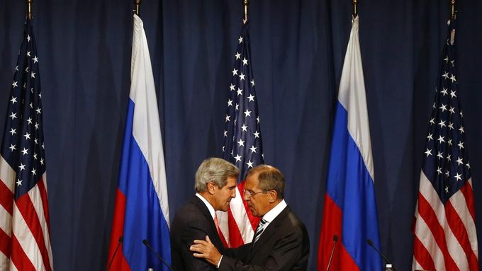 John Kerry (vlevo) a Sergej Lavrov. Šéfové diplomacií nejmocnějších zemí světa se dohodli, co dál se Sýrií.