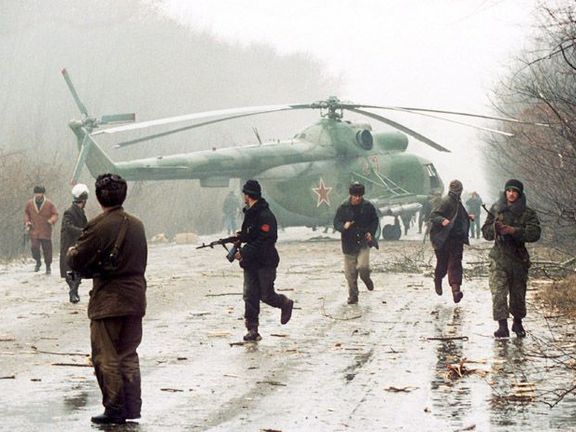 Sestřelená ruská helikoptéra nedaleko města Groznyj. Snímek pochází z roku 1994.