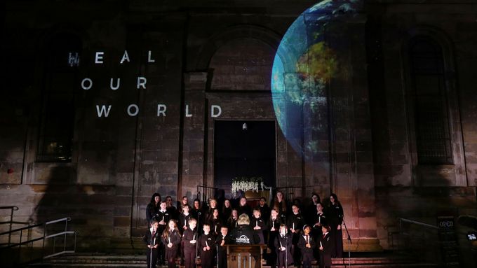 Video projekce a koncert u kostela v Glasgow kvůli klimatické konferenci.