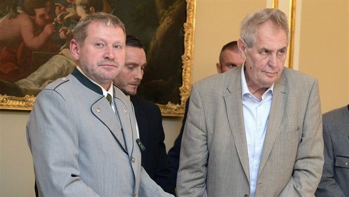 Ředitel Lesní správy Lány Miloš Balák (úplně vlevo) s prezidentem Milošem Zemanem.