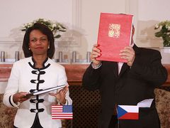 Condoleezza Riceová a Karel Schwarzenberg po podpisu smlouvy o radaru.