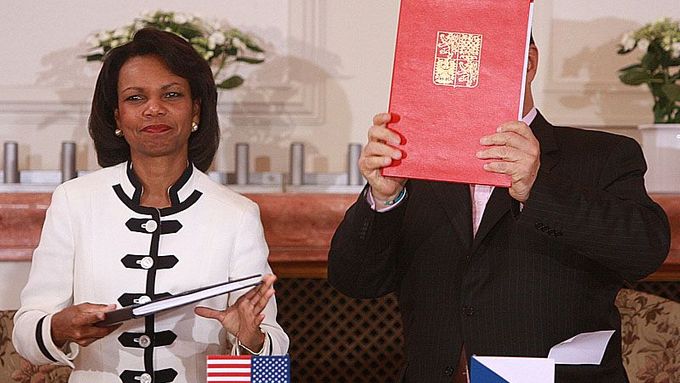 Karel Schwarzenberg a Condoleezza Riceová právě podepsali smlouvu o radaru