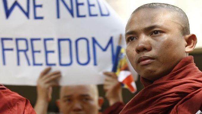První výročí Šafránové revoluce si připomněli i Barmánci žijící na Srí Lance. Buddhističtí mniši uspořádali v Colombu protestní akci před velvyslanectvím Myanmaru, jak barmská junta zemi v roce 1989 přejmenovala