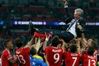 FOTO Bayern si užíval s ušatou trofejí, trenér dostal hobla