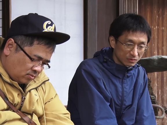 Režisér dokumentu Acuši Sakahara (vlevo) s mluvčím sekty Arakim Hirošim.