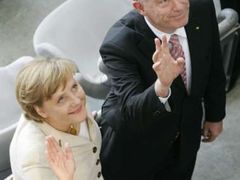 Německý prezident Horst Köhler (na snímku s kancléřkou Merkelovou) rezignoval po skandálu, který se zrodil z miniaféry...