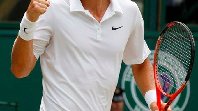 Tomáš Berdych se raduje z první grandslamové výhry nad Federerem