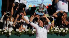 Jelena Ostapenková s trofejí pro vítězku French Open