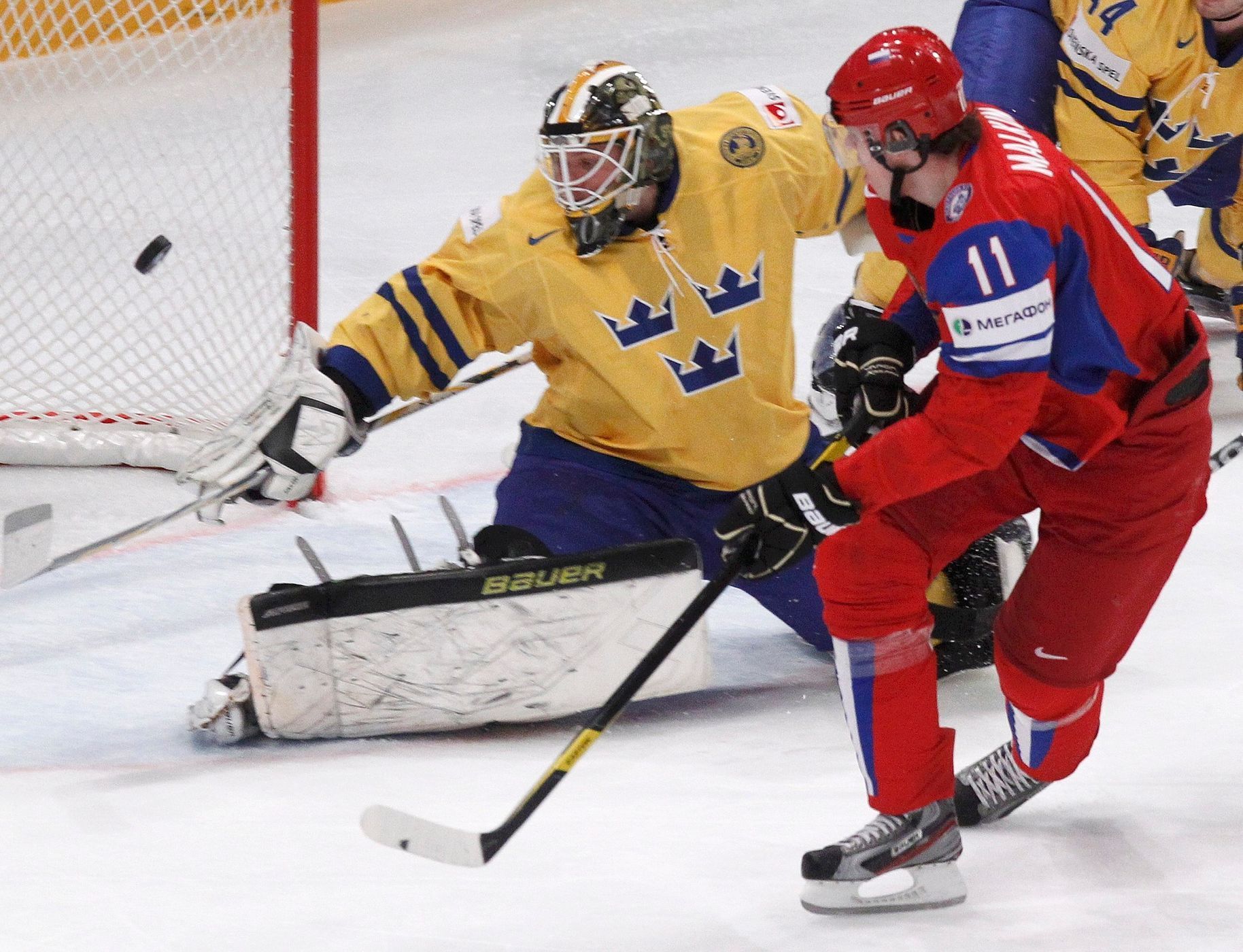 Malkin útočí na Fastha v utkání Švédsko - Kanada