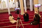 Během ramadánu mešity běžně přilákají každý den desetitisíce návštěvníků. Tentokrát se v nich modlili jen duchovní a zaměstnanci budov.