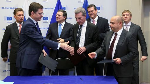 Ministři energetiky Ruska a Ukrajiny Alexandr Novak a Jurij Prodan těsně po podpisu smlouvy o dodávkách ruského plynu.