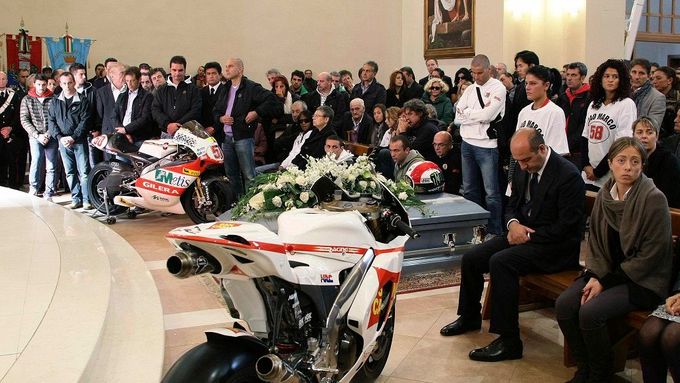 Marco Simoncelli tragicky zahynul v Sepangu. Před zraky svého otce