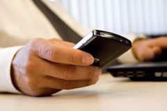 Nový vir blokuje mobilní telefony a žádá výkupné