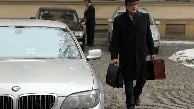 Ministr financí Miroslav Kalousek přichází na jednání vlády.