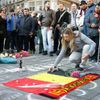 Lidé v Bruselu vzpomínají na oběti útoků, pokládají květiny a zapalují svíčky.