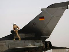Němci mají v současné době v Afghánistánu 4220 vojáků. Dvaatřicet vojáků a policistů v zemi zahynulo.