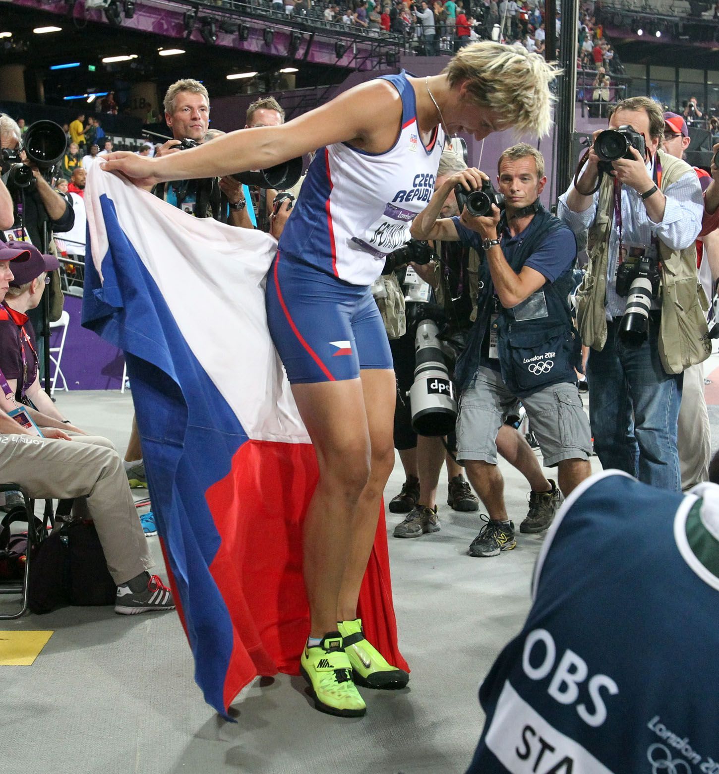 Barbora Špotáková oslavuje vítězství ve finále oštěpu na OH 2012
