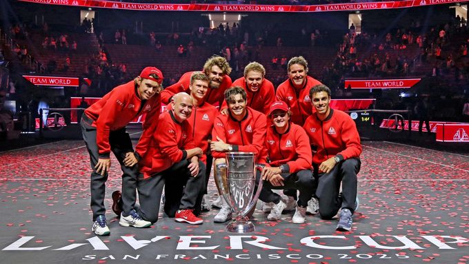 Tým Světa na Laver Cupu s vítěznou trofejí