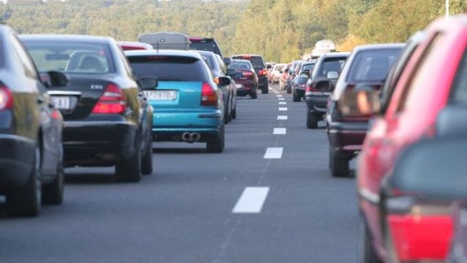 Zúžení se mohou řidiči ve směru od Brna vyhnout u Modletic, otáčejí se u exitu 6 v Průhonicích.