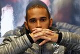 Meditující Lewis Hamilton si v boxech snažil nepřipouštět do dopuštění, které panovalo venku.
