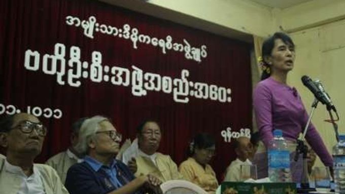 Bývalá disidentka Do Aun Schan SuˇŤij bude kandidovat v doplňovacích volbách