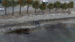Ropná skvrna nedaleko Santa Barbary, Kalifornie.