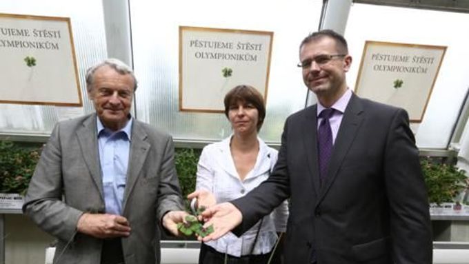 Místopředseda ČOV František Dvořák, ředitelka Botanické zahrady Věra Bidlová a generální ředitel Alpine Pro Ivan Vodička představují čtyřlístky pro LOH v Londýně 2012