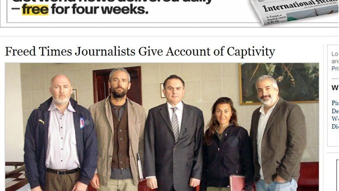 Zleva Stephen Farrell, Tyler Hicks, Lynsey Addario a Anthony Shadid. Uprostřed je turecký velvyslanec v Libyi Levent Sahinkaya.