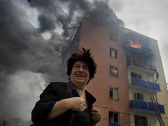 Žena pláče u paneláku, hořícího po ruském leteckém útoku na Gori. V srpnu vypukl mezi Ruskem a Gruzií rozsáhlý vojenský konflikt kvůli odštěpeneckému území Jižní Osetie. Gruzie 7. srpna zahájila pozemní a letecký útok na Jižní Osetii s tvrzením, že cílem vojenské akce je znovunastolení ústavního pořádku. Rusko do Jižní Osetie vyslalo jednotky na podporu separatistických milicí. Ruské jednotky pak 9. srpna zahájily vzdušný útok na oblast kolem Gori, avšak stáhly se díky příměří, které zprostředkoval francouzský prezident Nicolas Sarkozy. Francie v té době předsedala Evropské unii.