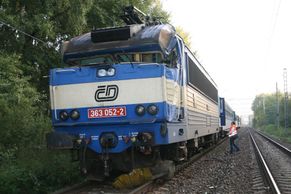 Mezi Prahou a Plzní se srazily dva vlaky, škoda jde do milionů