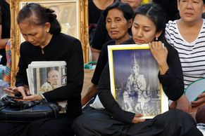 Foto: Thajci vyměnili růžovou za černou. Oplakávají krále, kterého považovali za poloboha