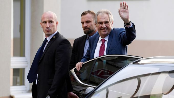 Prezident Miloš Zeman nastupuje na čtyřdenní pobyt do Vojenské nemocnice ve Střešovicích.