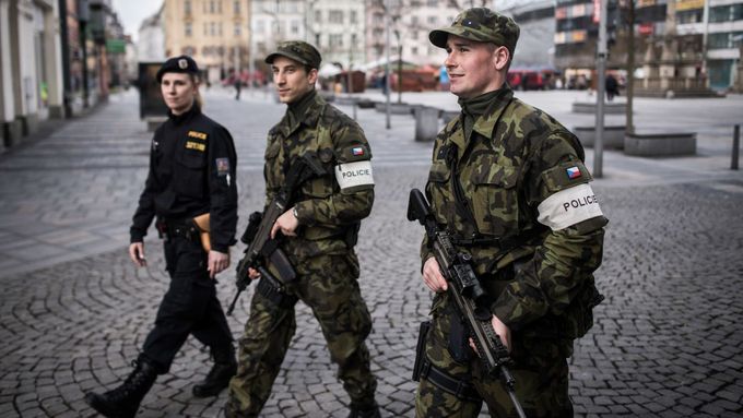 Smíšená protiteroristická hlídka v Praze