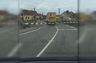 Řidič polského kamionu zůstal u Olomouce na přejezdu. Srážce s vlakem se vyhnul zničením závor