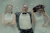 Rapper PSY a jeho píseň Gangnam Style je nejsledovanější video YouTube. Singl jihokorejského muzikanta má přes dvě miliardy zhlédnutí (2 238 791 872).