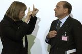 S Angelou Merkelovou před kongresem Evropské lidové strany v Berlíně - 11. ledna 2001. O devět let později byly nalezeny nahrávky, na kterých se o ní Berlusconi vyjadřoval velice vulgárně.